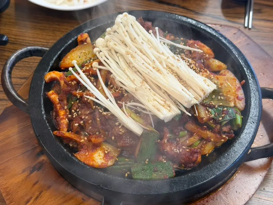 지글지글 익는 직화 오제볶음 돌판