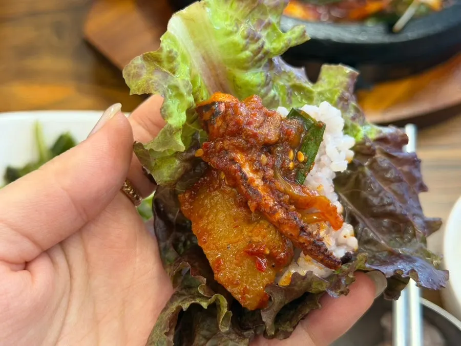 상추에 싼 직화 제육과 오징어볶음