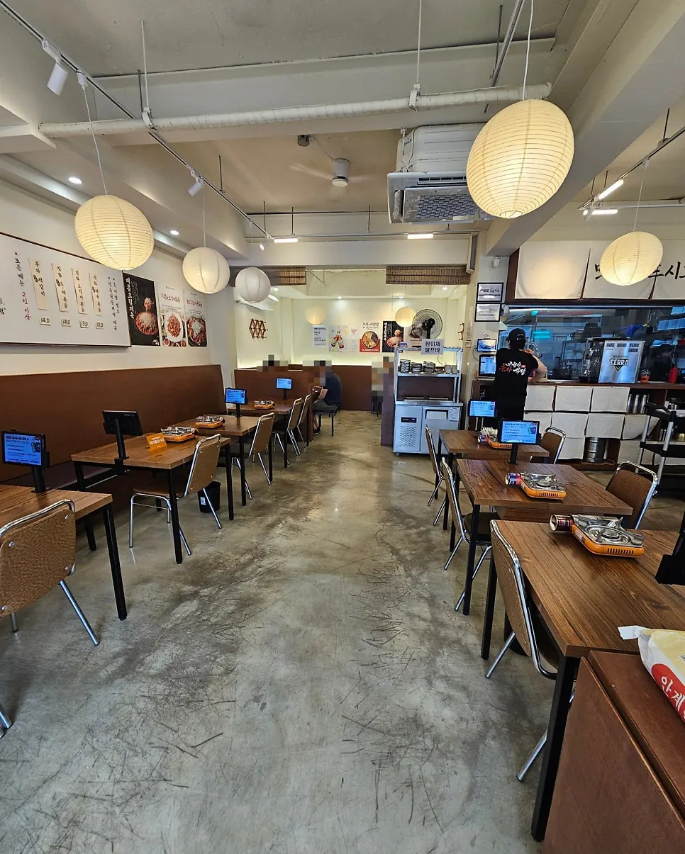Spacious, clean interior of Banwoldang Buja Sikdang Suseong Branch