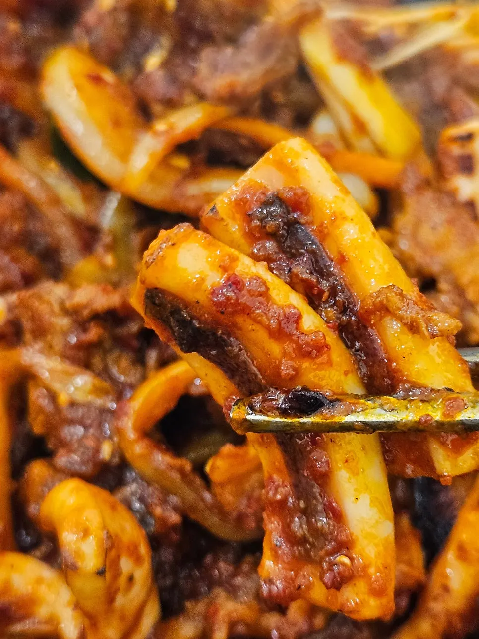 A bite of mild-spice squid pork stir-fry