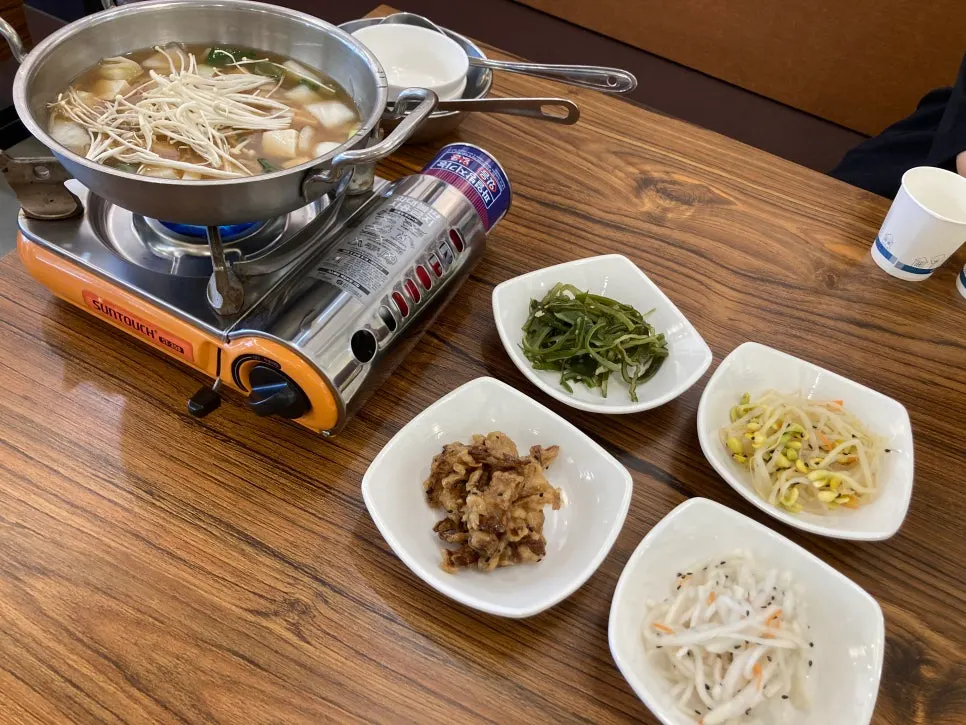 기본찬이 깔린 테이블