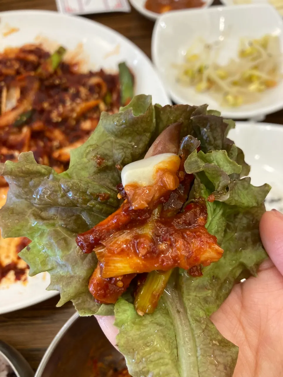 꾸덕한 양념이 밴 오징어볶음 한 점