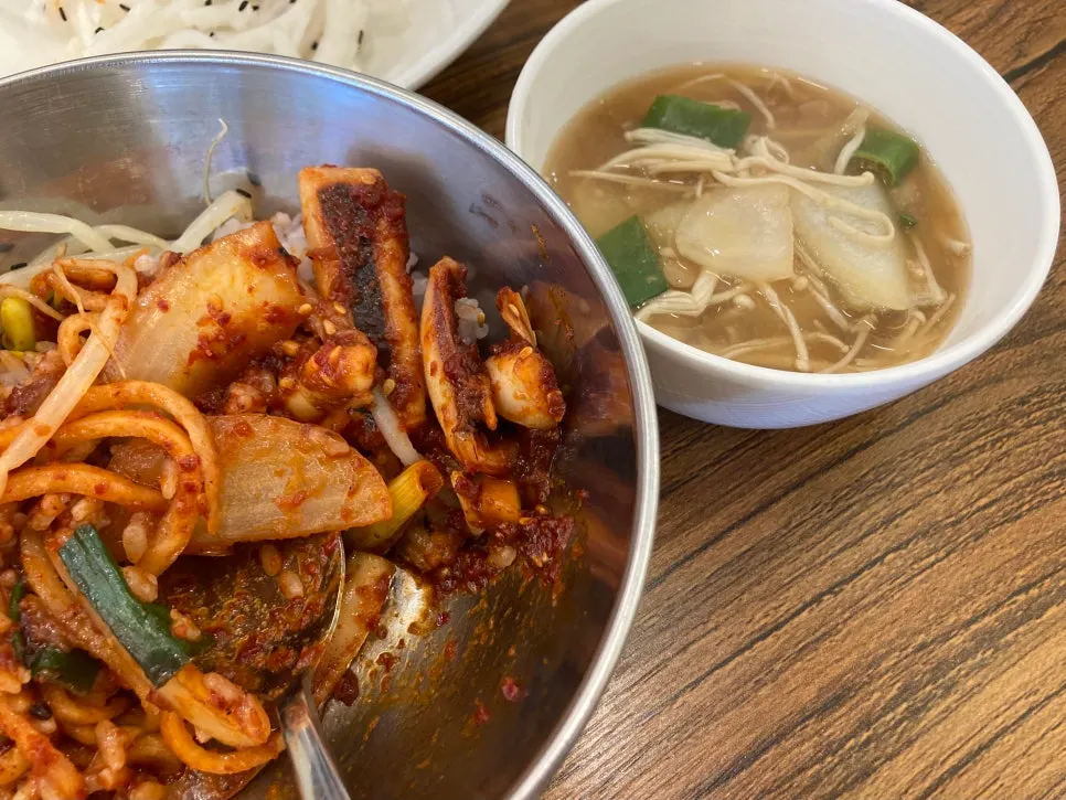 된장국과 함께 먹는 오징어볶음 한 끼