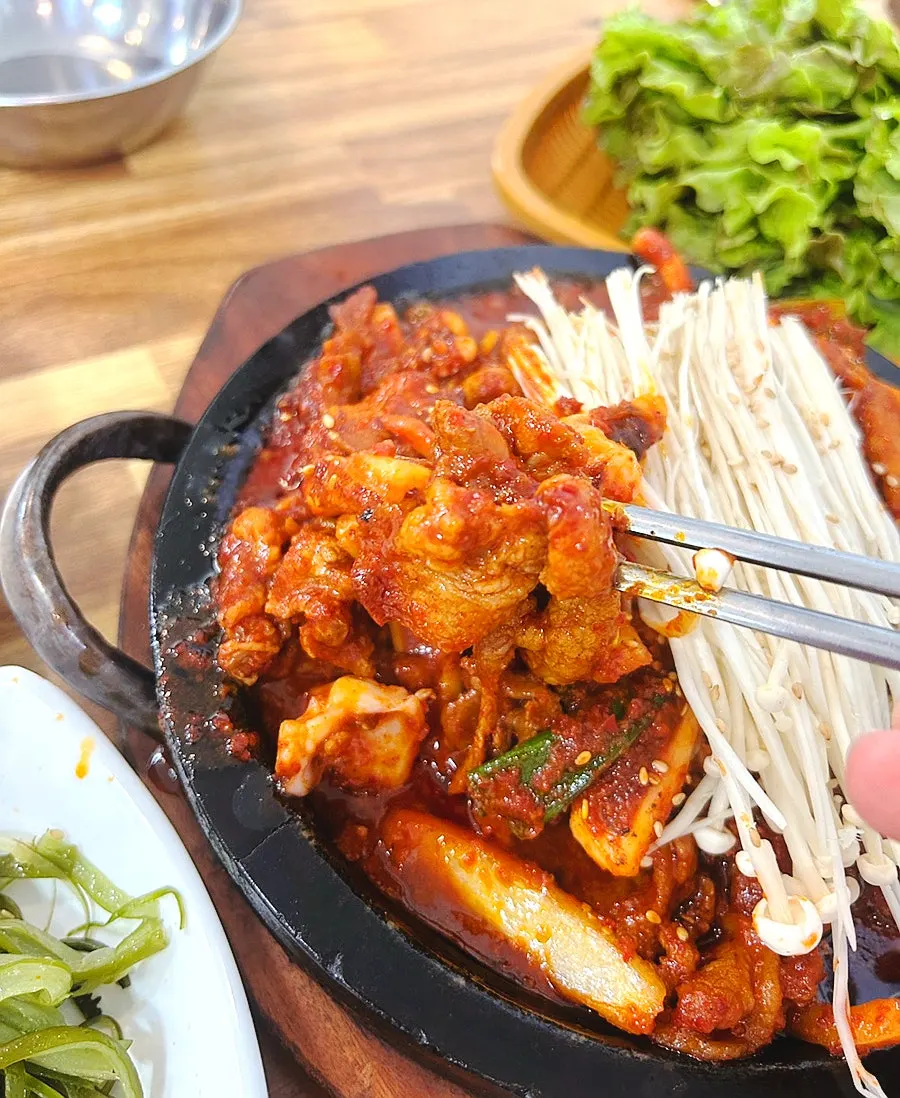 以紅色醬料炒過的烏賊與豬肉