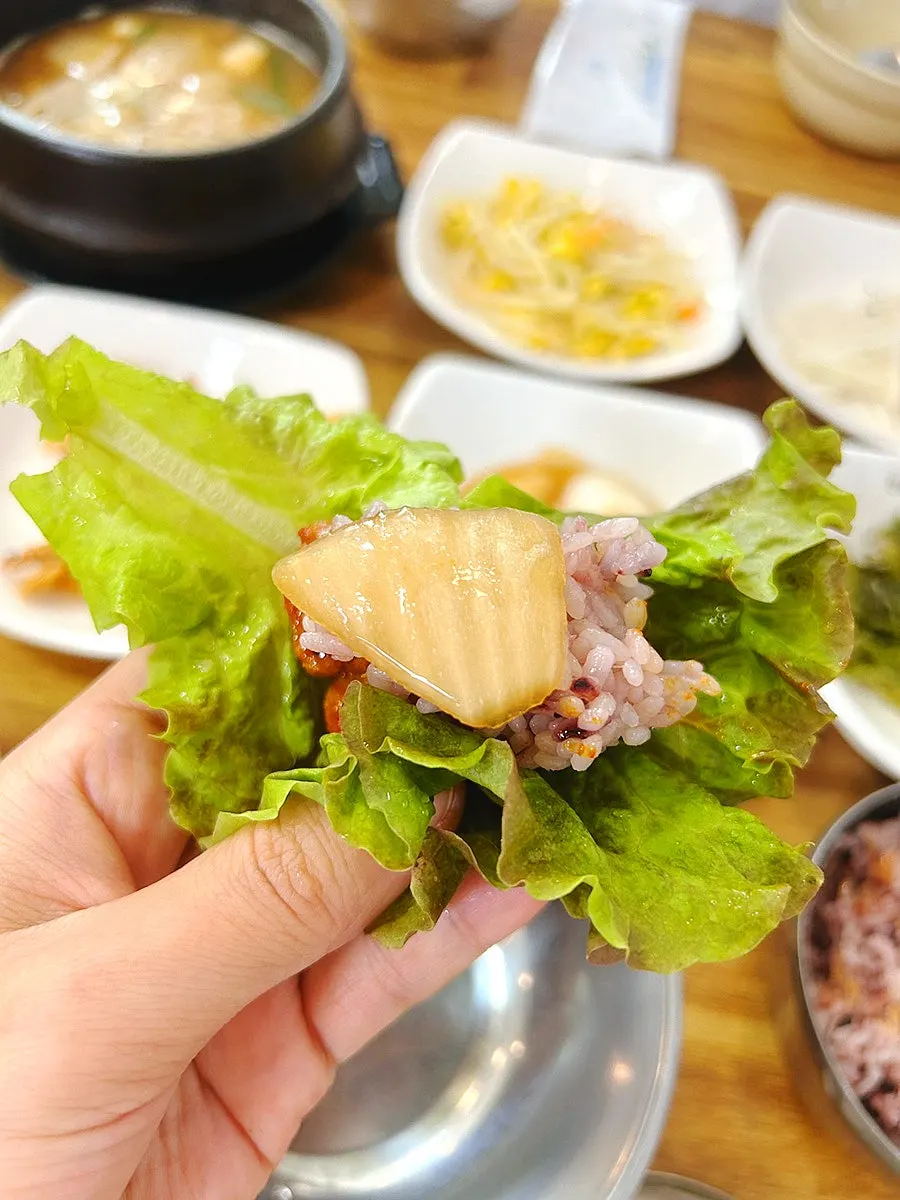 放在白飯上的直火豬肉與烏賊