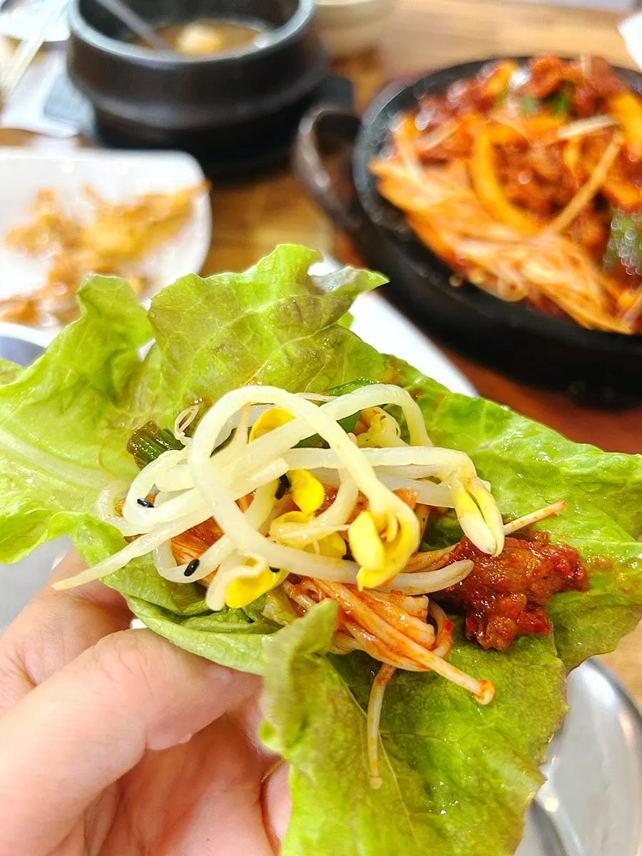 生菜包著烏賊肉炒與包醬的一口包菜
