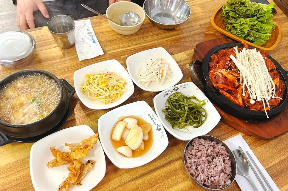 擺滿小菜與清麴醬湯的午餐一桌