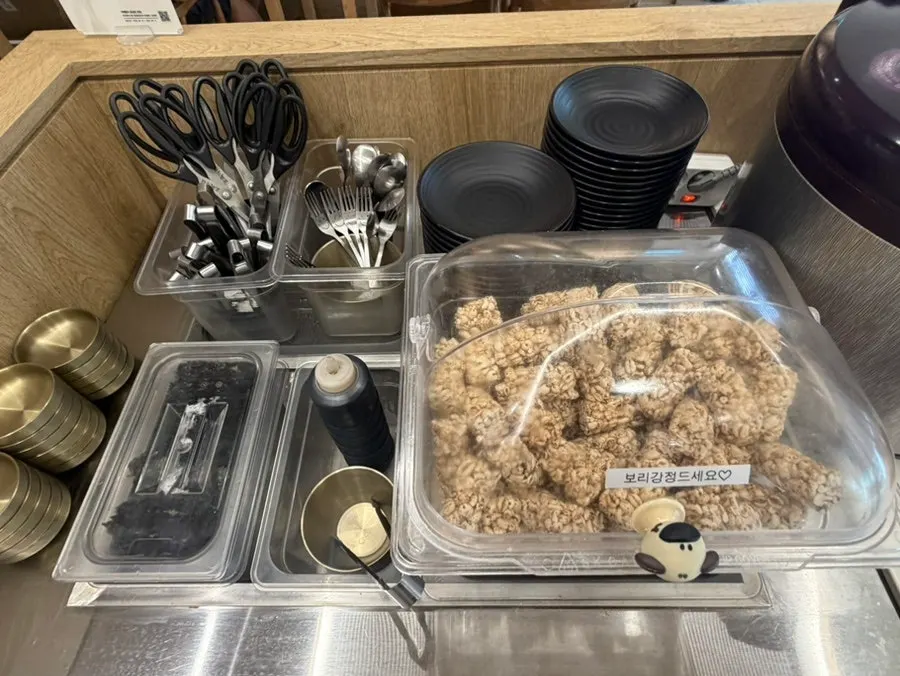 Self-bar hutgae tea and filtered water corner