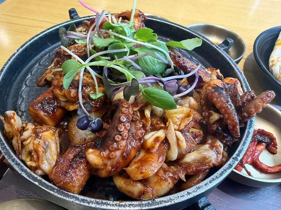 Full set of grilled jjukkumi and taste-size tangsuyuk