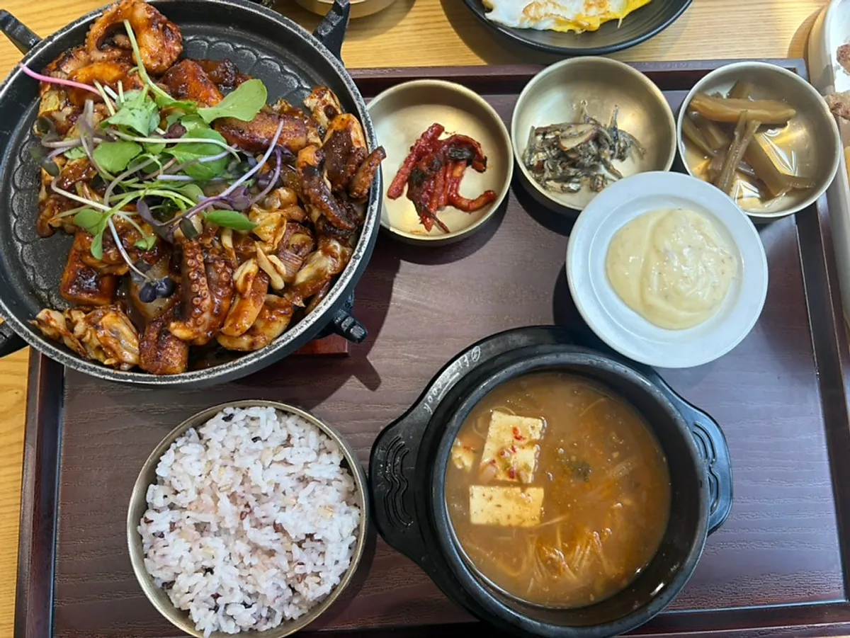 Grilled jjukkumi with three side dishes, doenjang jjigae, and rice