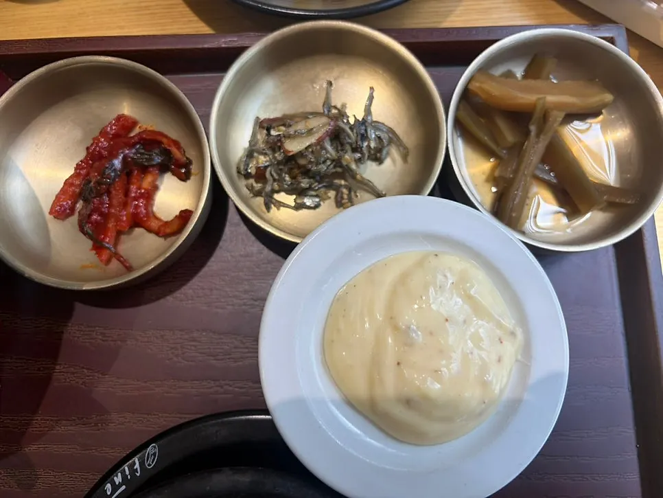 Taste-size tangsuyuk served with fried tteok