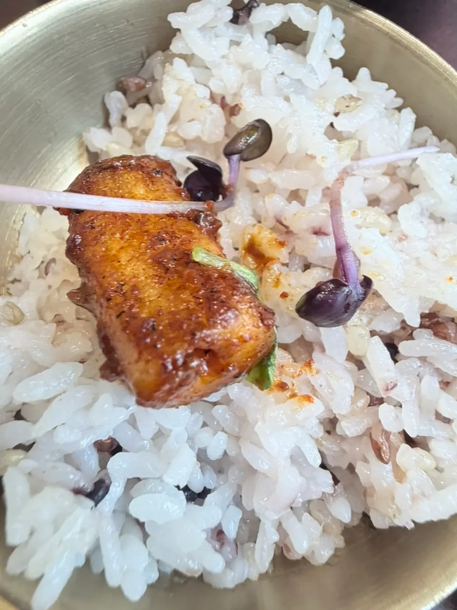 Grilled jjukkumi eaten together with rice