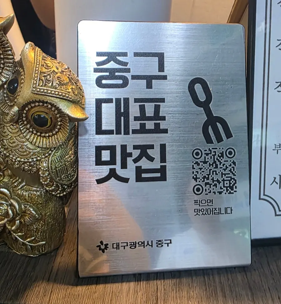 平日晚上座无虚席的韩餐厅大厅