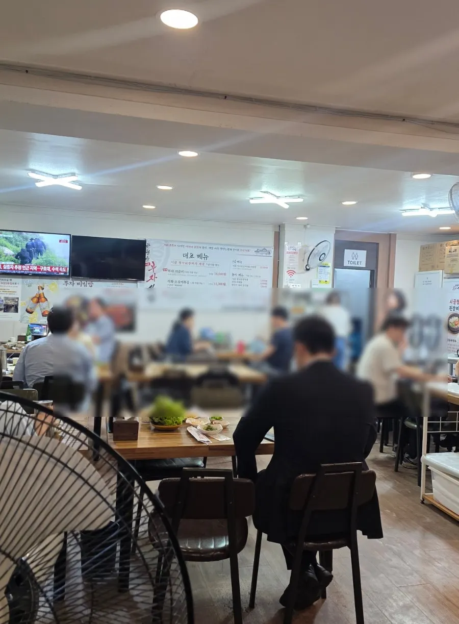 温馨的韩餐厅内部桌位