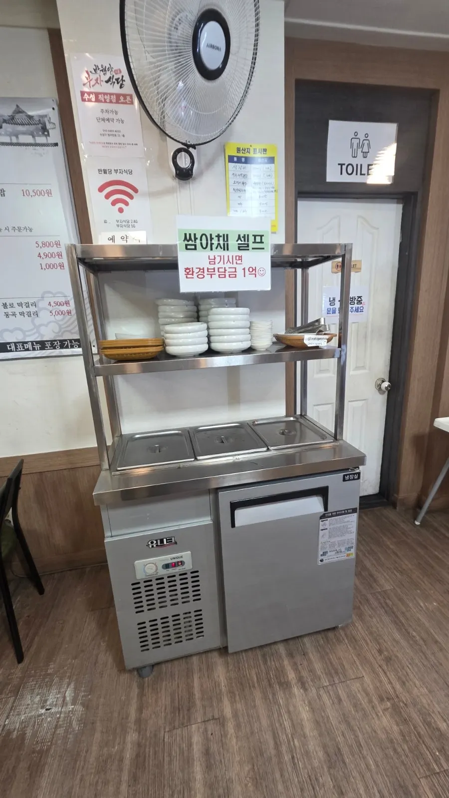 厨房用直火炒制的场景