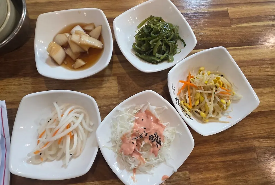 卷心菜沙拉与配菜一桌