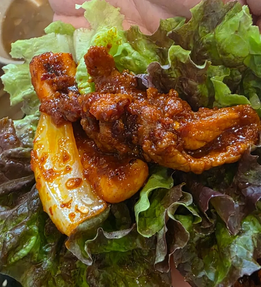 生菜包着鱿鱼和猪肉的包饭