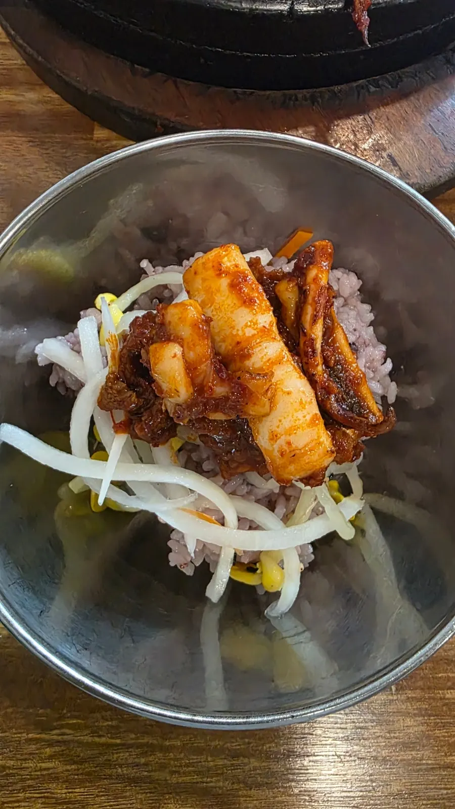 把黑米饭和小菜盛入大碗的过程