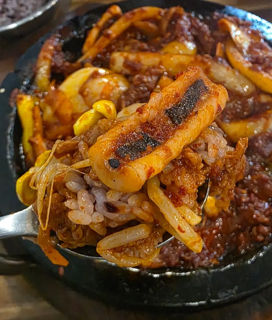 做好的乌贼猪肉炒自制拌饭