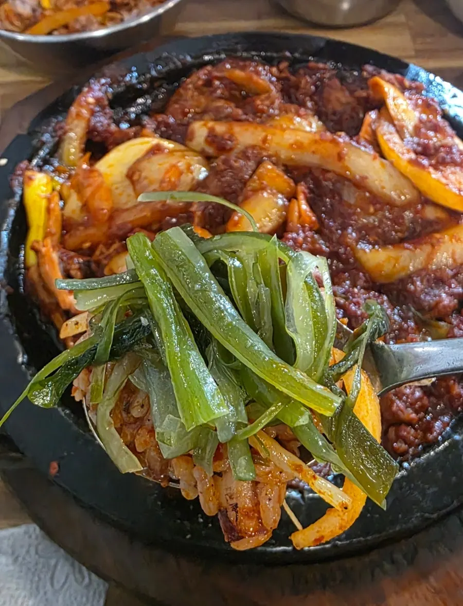 舀起一勺拌饭