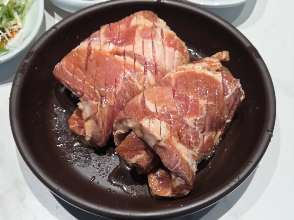 돼지갈비와 냉면, 된장찌개 한 상
