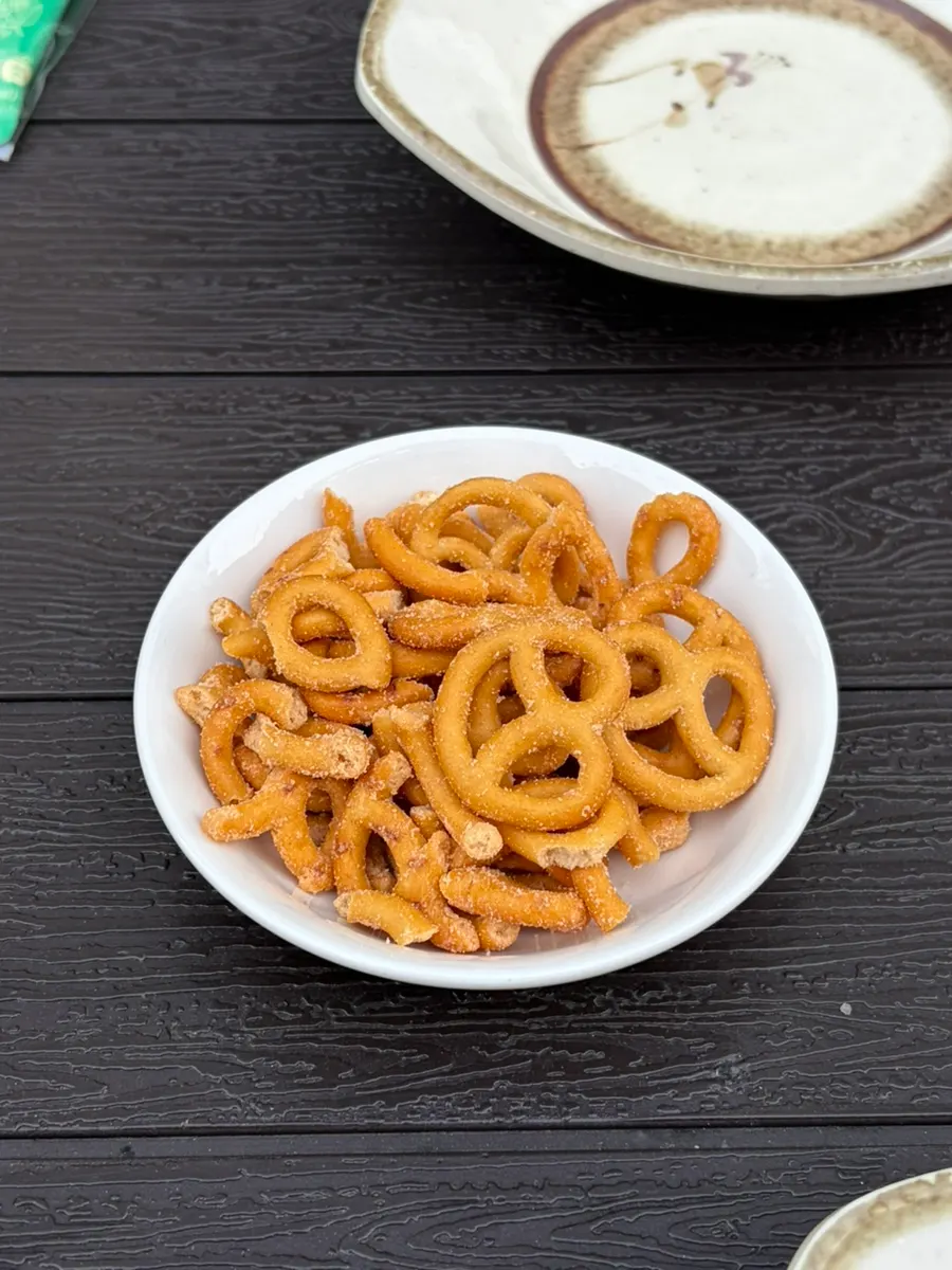 치즈가루 뿌린 기본 안주 프레첼