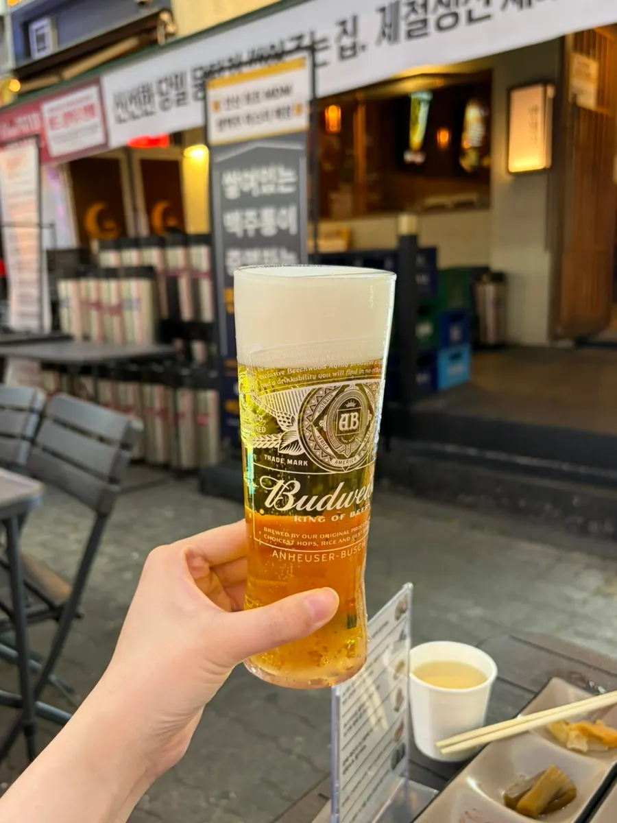 거품이 올라온 반월가 생맥주 한 잔
