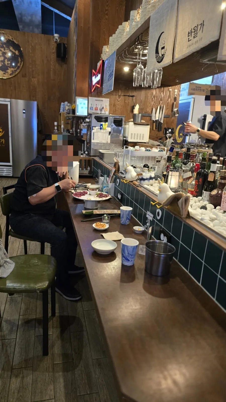 우드톤으로 꾸며진 반월가 내부 인테리어