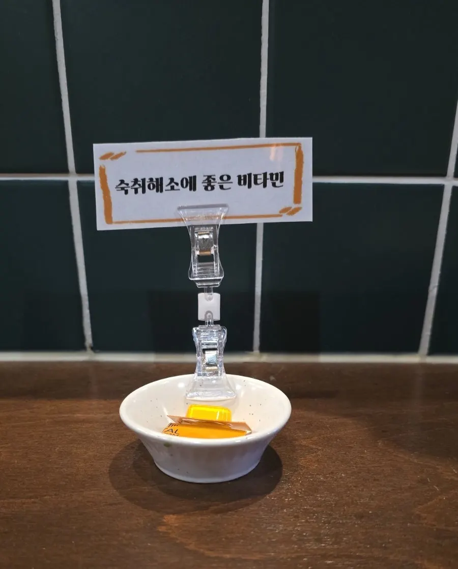 다찌석에 놓인 오리 조명과 프렛즐 과자 세팅