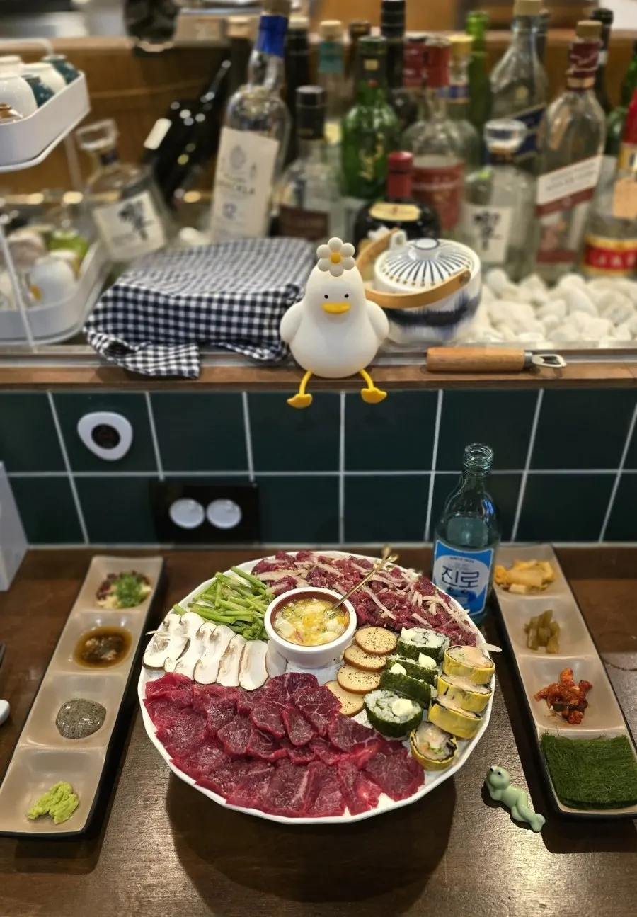 표고버섯 스모크치즈 김밥이 함께 플레이팅된 육회 한상