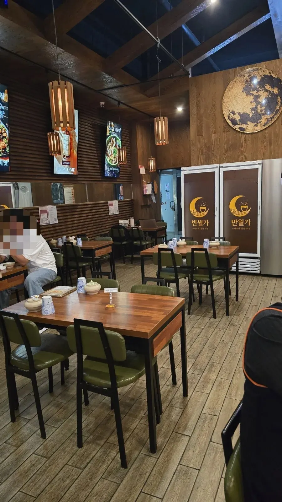 다찌석에서 바라본 반월가 테이블 풍경