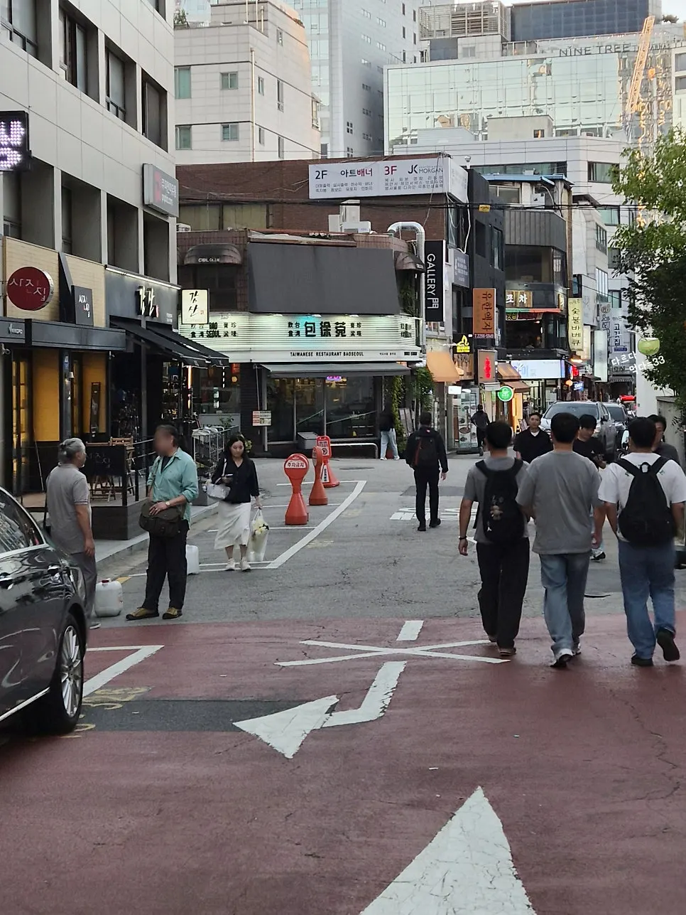 골목에서 보이는 바오서울 간판