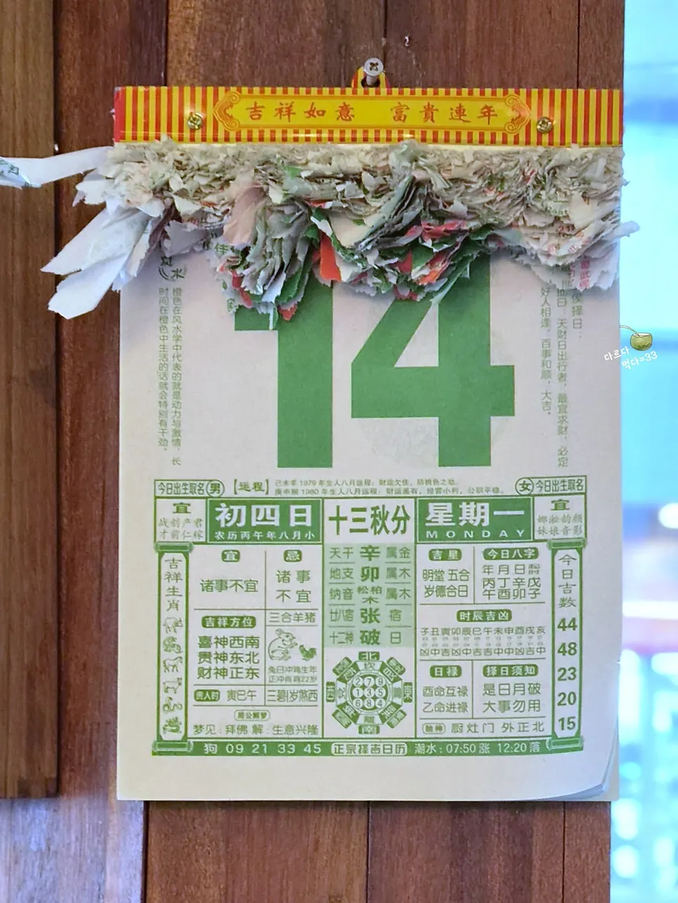 캐주얼하게 배치된 테이블과 의자