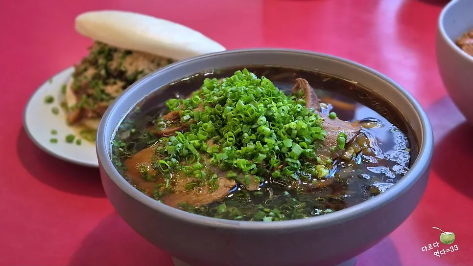 테이블에 차려진 대만 음식 한 상