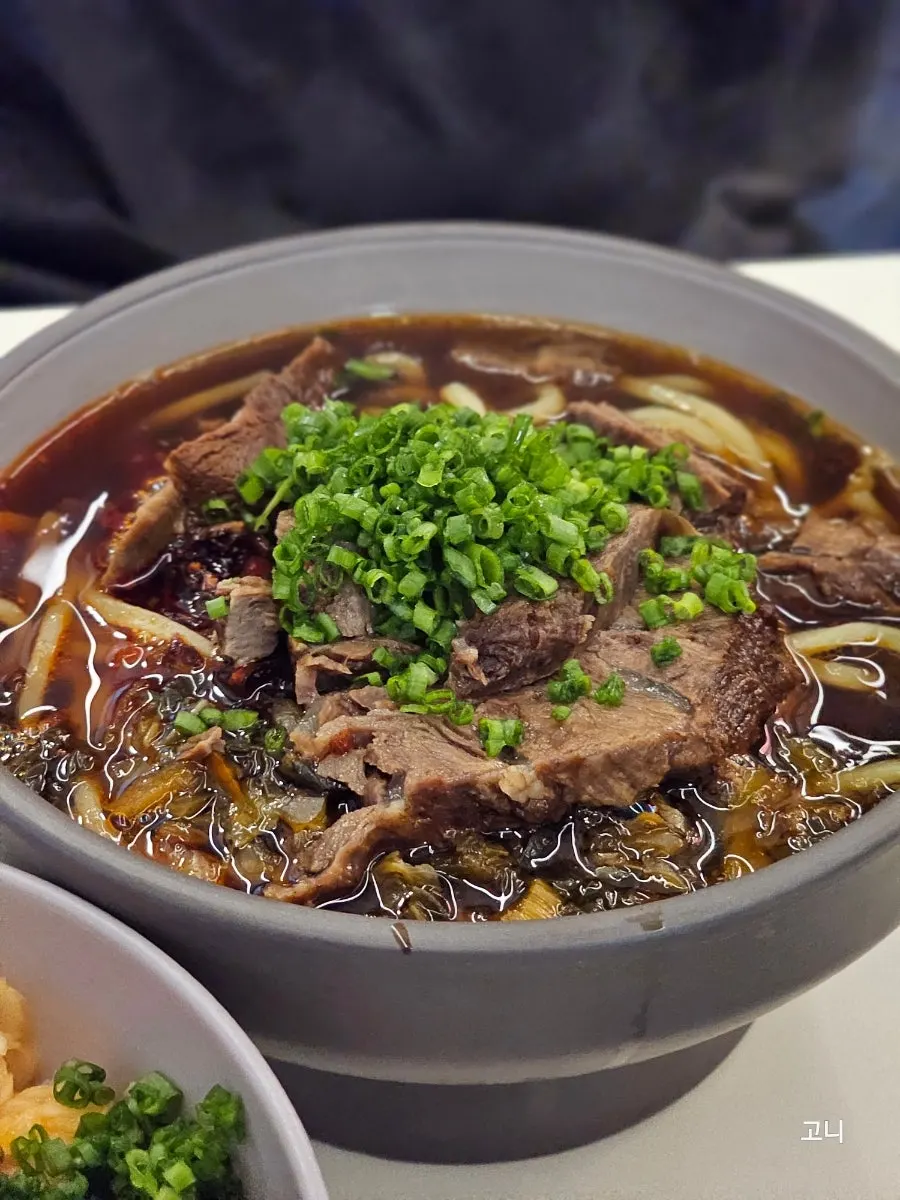 밥 위에 동파육이 올라간 동파육덮밥