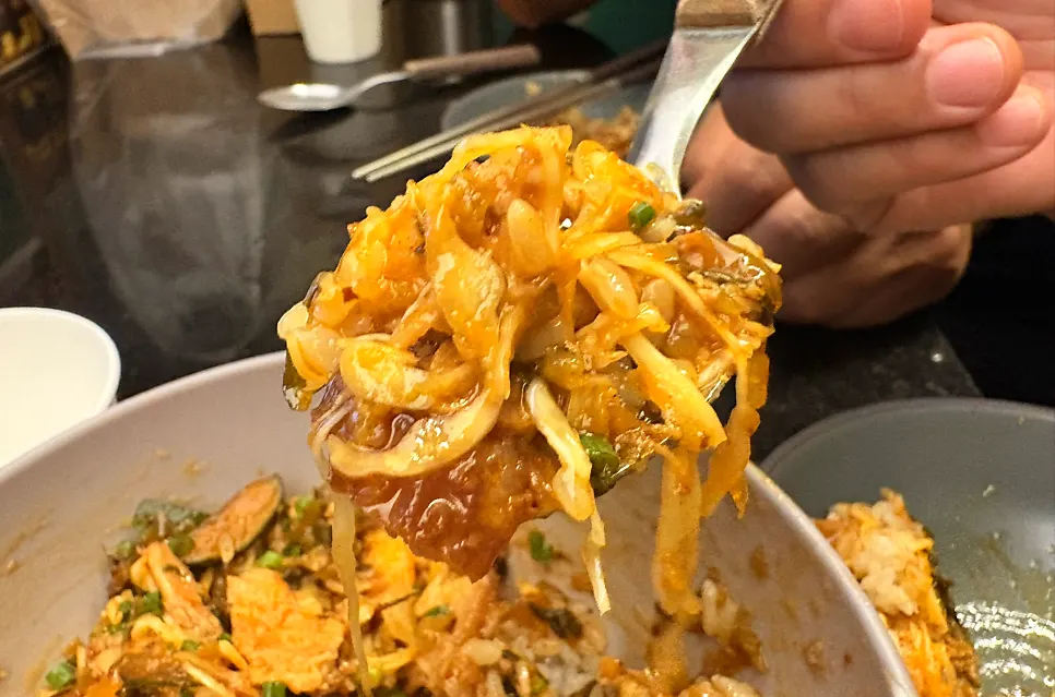 자작하게 섞은 동파육과 밥 한 그릇