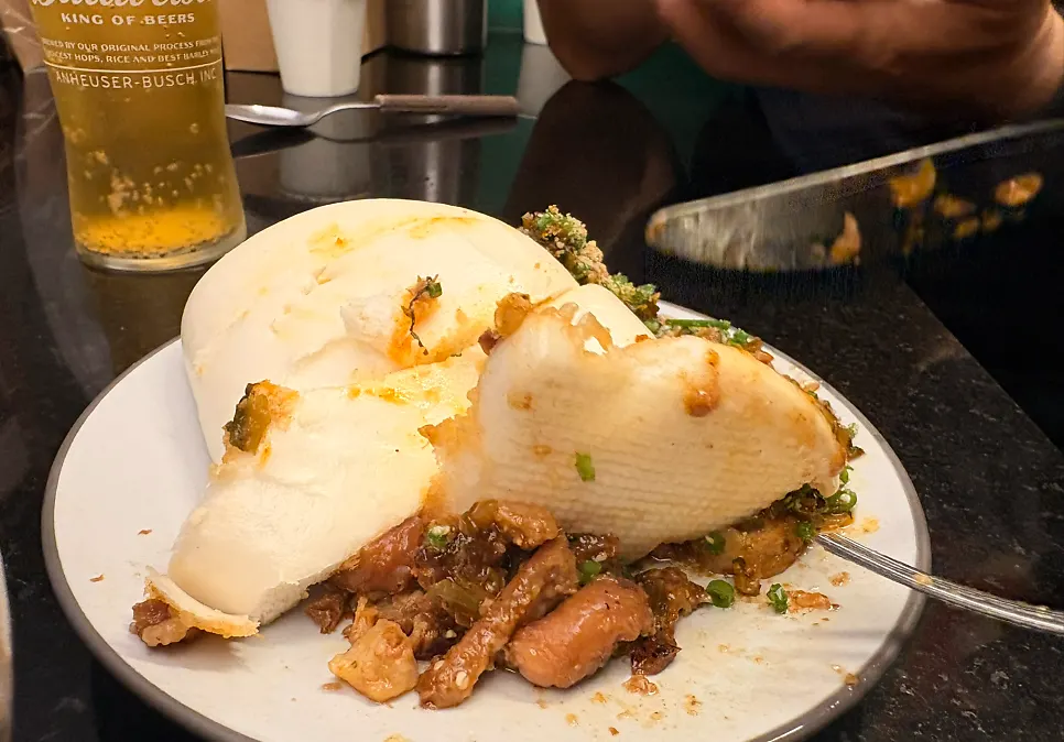 고기가 두툼하게 씹히는 클래식 바오 단면