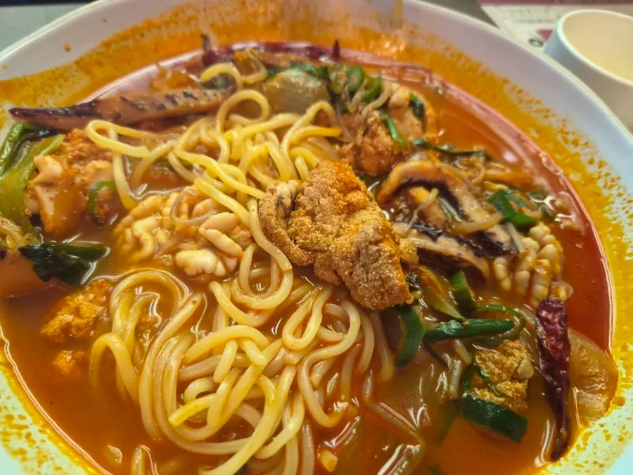Noodles lifted up from the algoni jjamppong