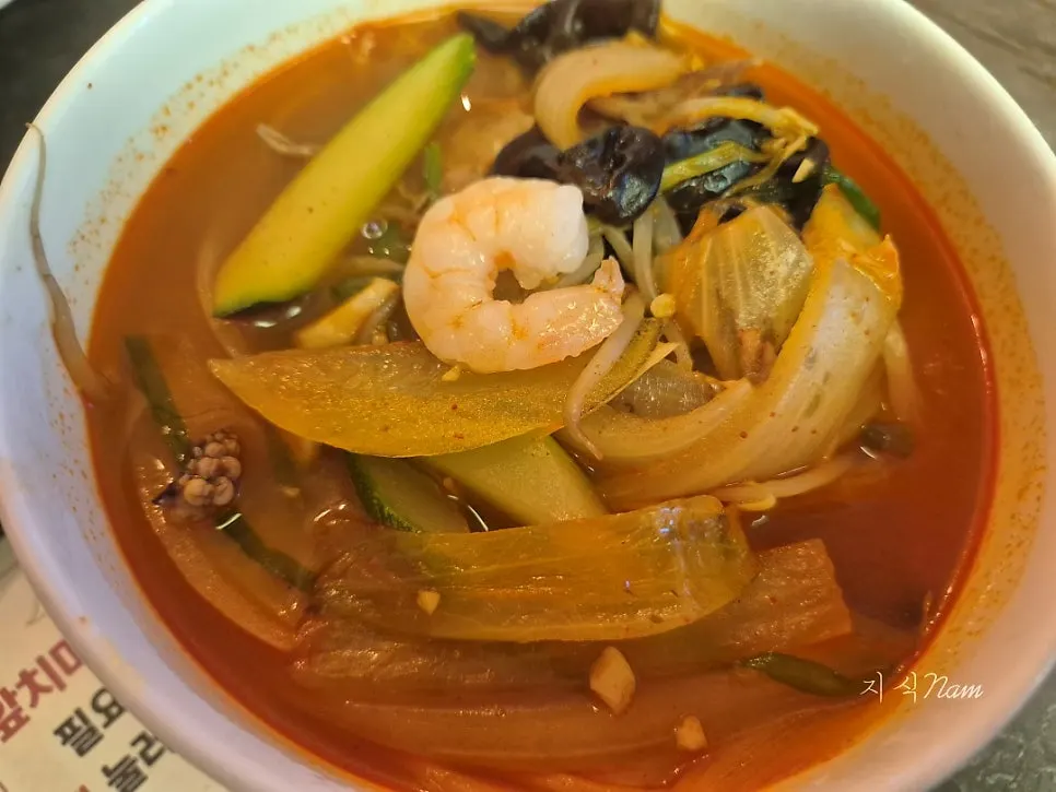 춘장 소스를 비빈 짜장면 면발