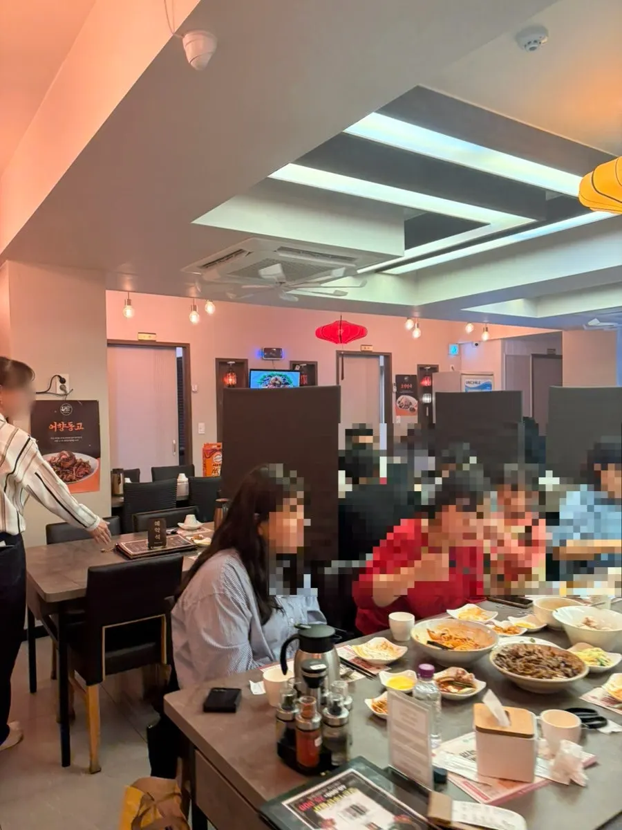 동파육 호두크림새우 멘보샤가 적힌 요리 메뉴판