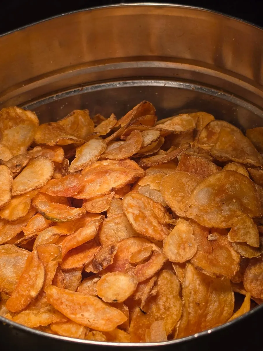 A plate of Bas Burger's potato chips