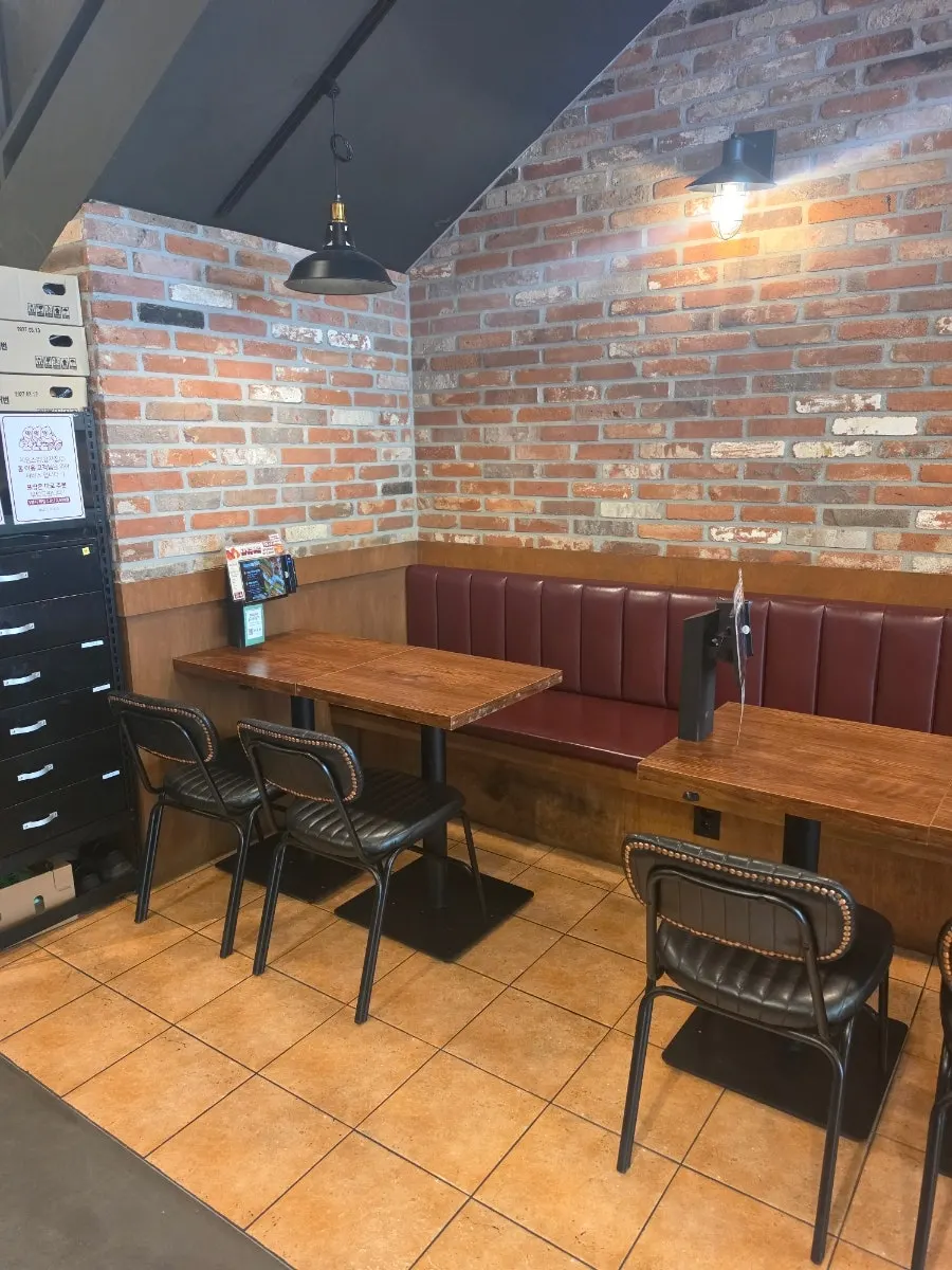 Seating at Bas Burger Gyeyang District Office Branch