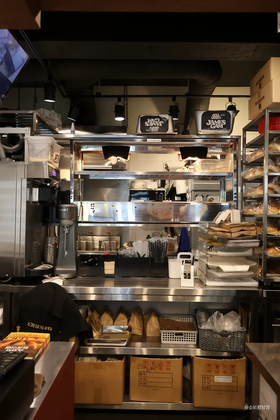 Interior counter at Bas Burger Jamwon Branch