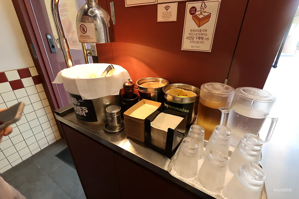 Unlimited potato chip refill corner at Bas Burger