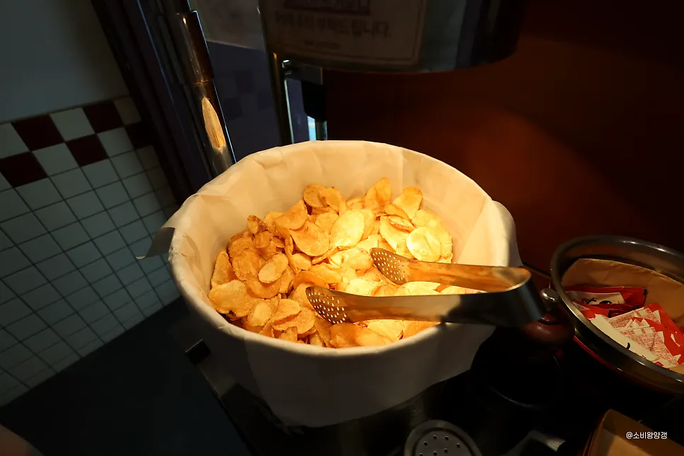 A plate piled with crispy unlimited-refill potato chips