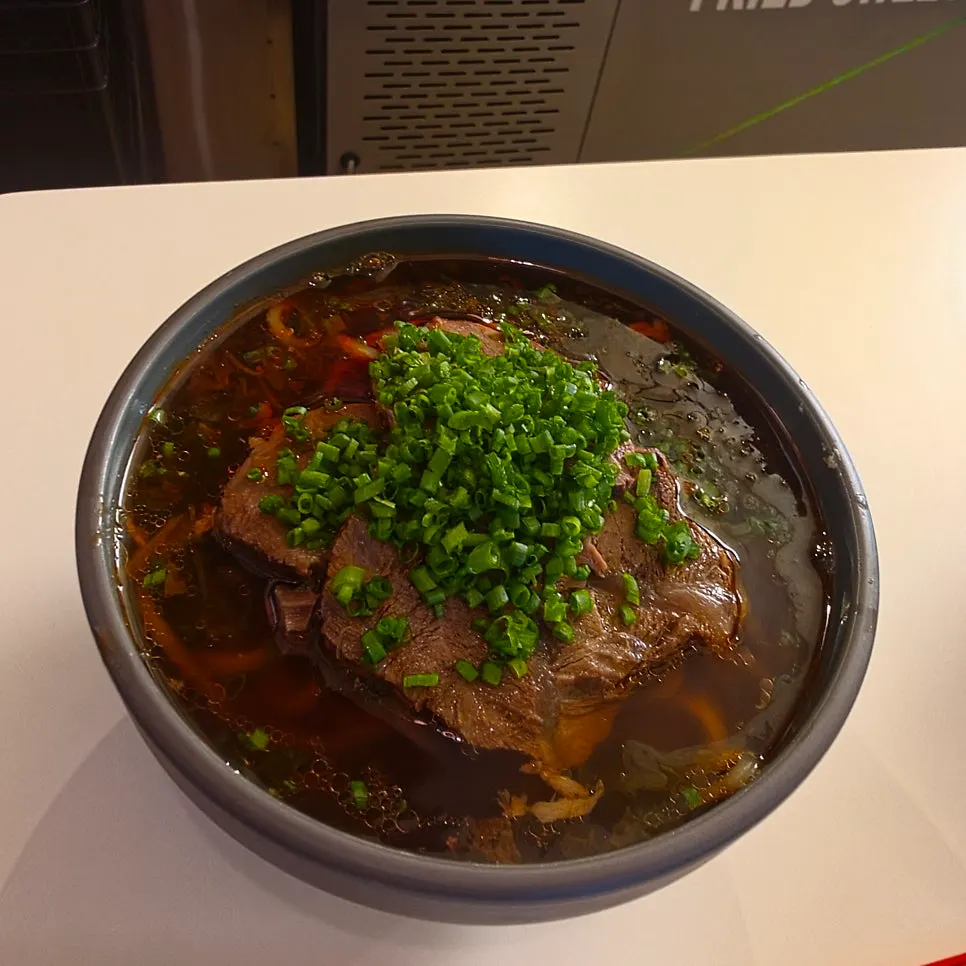 配有酸菜的东坡肉盖饭