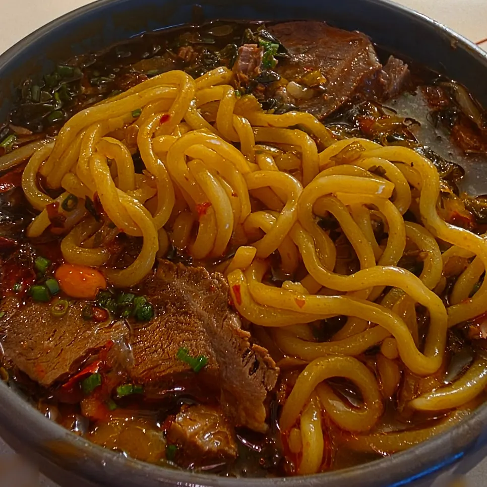 粗面条搭配牛肉的台湾牛肉面