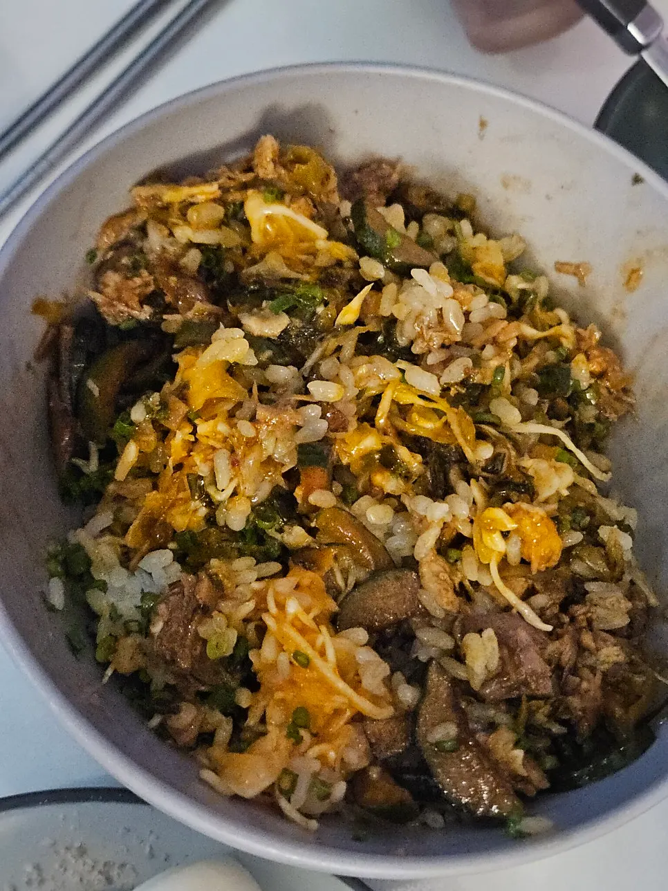 Braised pork rice bowl with tangy pickles