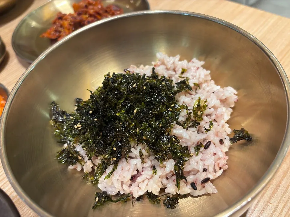 김가루를 뿌린 공깃밥