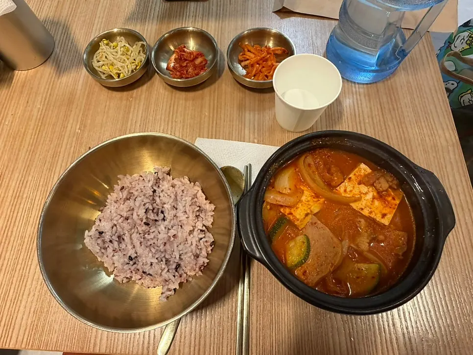 밥장인 김치찌개와 밥, 밑반찬 상차림
